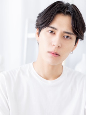 チャコールグレー小顔コンマセンターパート　シースルーフェザー