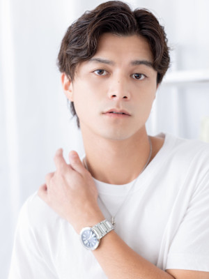 ビジネスにも◎黒髪リバースセンターパート　フェザーパーマ