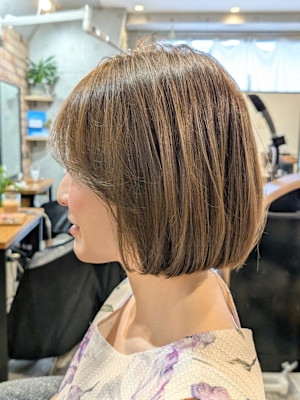 ツヤ感と丸みのある上品ショートボブ