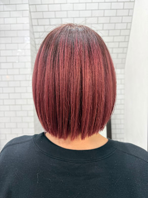 艶ボルドーカラーでつくる大人タイトボブ