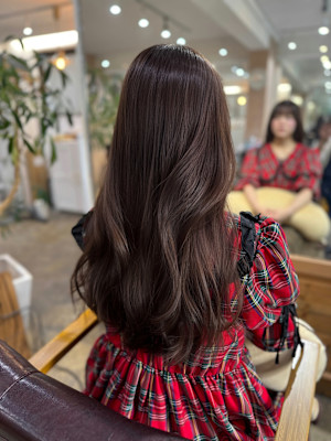 綺麗な艶髪スタイル　美髪ロングレイヤー　透明感カラー