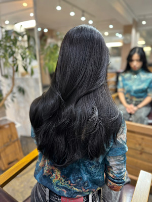 綺麗な艶髪スタイル　美髪ロングレイヤー　透明感カラー