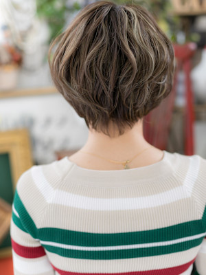 細めハイライト小顔透け感フェザーショート　根本パーマ