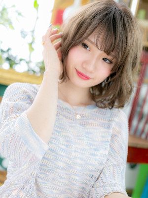 おフェロインナーカラーくせ毛風カールボブ　ゆるふわミディアム