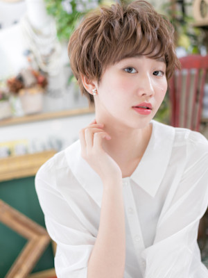 アシンメトリー外国人風耳かけオン眉ショート　ヘーゼルブラウン