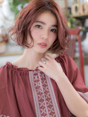 ピンクベージュセンターパートくせ毛風ボブ　バーガンディ