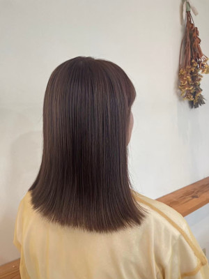 透明感のあるグレージュヘアカラーの切りっぱなしロブ