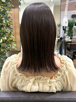 アッシュベージュ ミディアムヘア ストレート ダメージレス