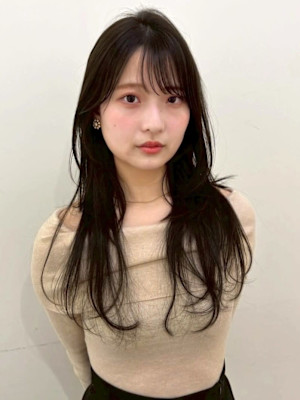 アッシュグレージュ レイヤーカット くびれロング 20代