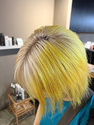 派手髪・ハイトーンカラー・デザインカラー・ブリーチ専門美容室