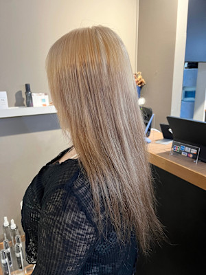 派手髪・ハイトーンカラー・デザインカラー・ブリーチ専門美容室