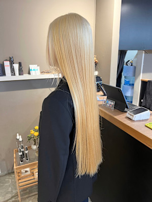 派手髪・ハイトーンカラー・デザインカラー・ブリーチ専門美容室