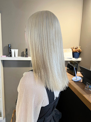 派手髪・ハイトーンカラー・デザインカラー・ブリーチ専門美容室