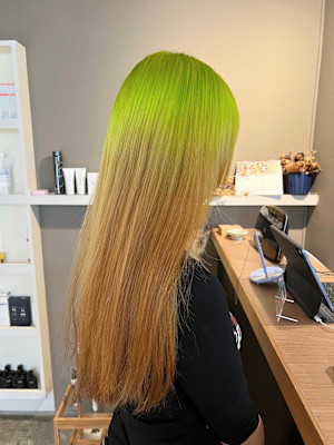 派手髪・ハイトーンカラー・デザインカラー・ブリーチ専門美容室
