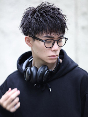 正面も横顔もカッコいいダウンバングショート