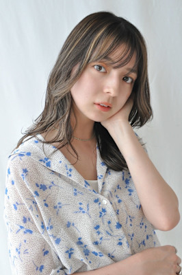 ミディアムレイヤー／顔まわりレイヤー／ハイライトカラー