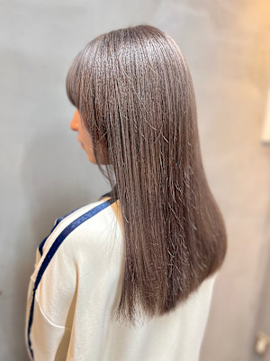 グレージュカラーのツヤ感ロング