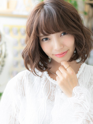 くせ毛風斜めバングくすみカラー小顔大人ボブ　ゆるふわミディア