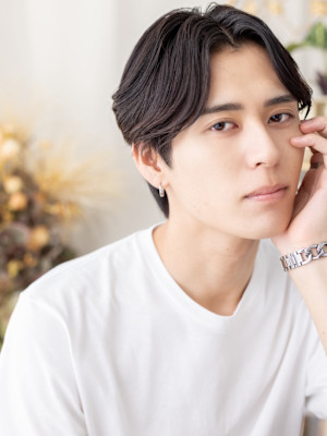 チャコールグレー小顔コンマセンターパート　シースルーフェザー