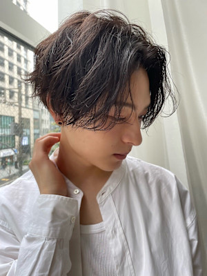 センター分けニュアンスメンズカットメンズパーマダークアッシュ