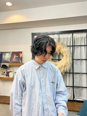 大きめのカールで作るセンターパート