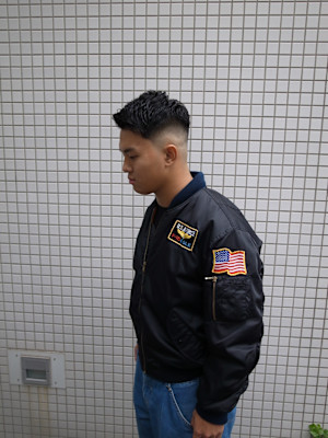 バーバーアイロンパーマミドルスキンフェードフェザーアップ