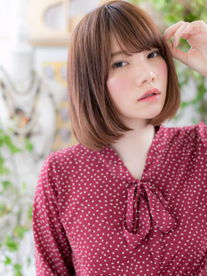 斜めバング艶ボルドー大人可愛い前下がりボブ　ミニマルボブ