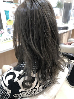 スモーキーグレージュ