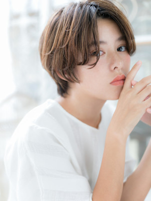 センターパートくせ毛風小顔マッシュショート　レイヤーショート