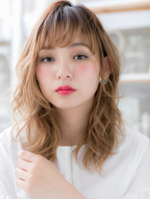 羽のような外国人風ふんわりフェザーウェーブ　ゆるふわミディア