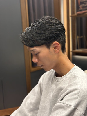 メンズ　パーマ　センターパート　刈り上げ