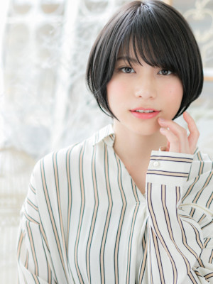 暗髪アッシュブラック前下がりボブショート　ボブレイヤー