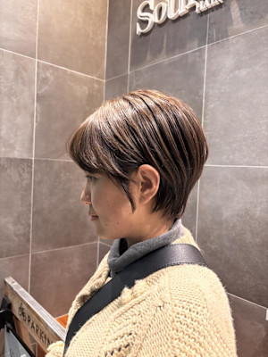 ヴァイオレットアッシュカラーのショートヘア