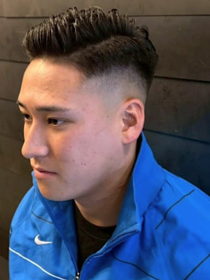 サイドパート メンズショート アップバング スキンフェード