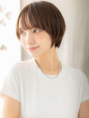ココアブラウン小顔補正カット丸みショートマッシュ20代30代