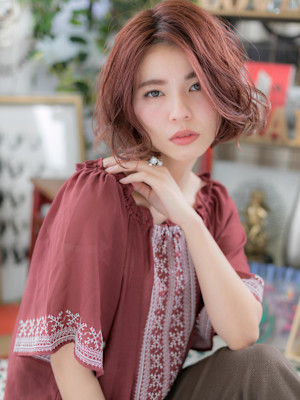 ピンクベージュセンターパートくせ毛風ボブ　ボルドーカラー