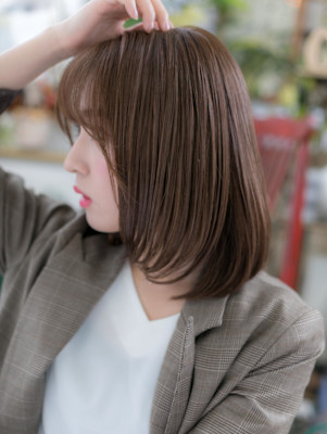 マロンベージュ小顔ミディアムボブレイヤー　チャコールグレー