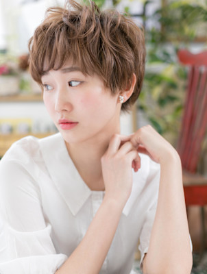 アシンメトリー外国人風耳かけオン眉ショート　ヘーゼルブラウン