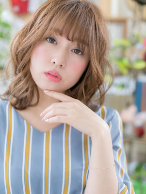 外国人風大人ハイライト透け感くびれミディ　ゆるふわミディアム