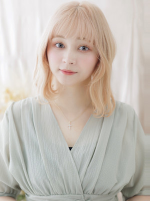 ハイトーンカラーくせ毛風ニュアンスパーマ　ゆるふわミディアム