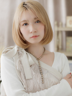 垢抜けハイトーンカラーミディアムレイヤー　シャギーボブ