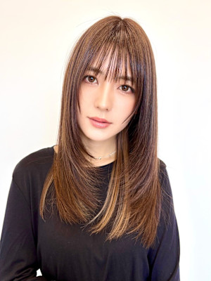 ミディアムレイヤーカット/インナーカラー/イヤリングカラー