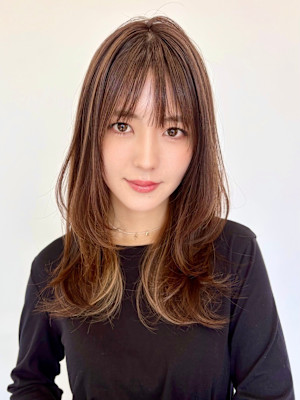 ミディアムレイヤーカット/インナーカラー/イヤリングカラー