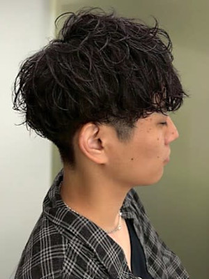 ツーブロック スパイラルパーマ メンズショート 束感 20代