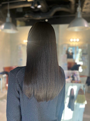 【艶感ストレートのミディアムスタイル】