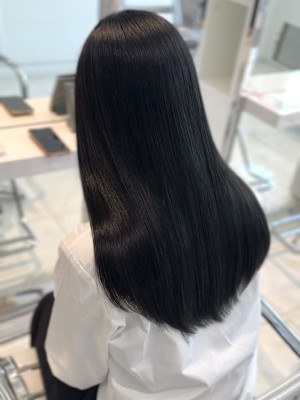 赤みが消えるオリーブグレージュ