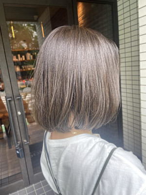 透明感たっぷりグレージュヘア