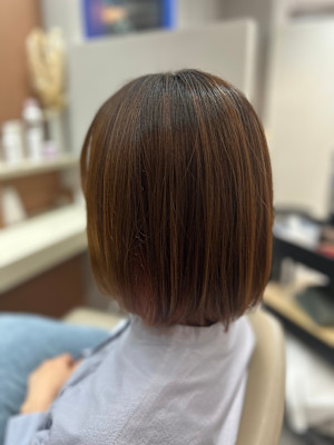 軽めの内巻きミディアムボブ♪