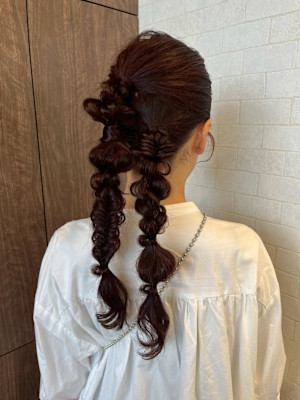 ポコポコが可愛い*Wポニーの編み下ろしスタイル