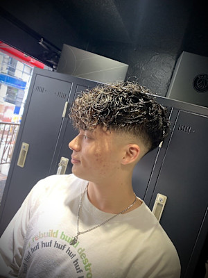 スペインカール×スキンフェード×スパイラルパーマ×メンズ